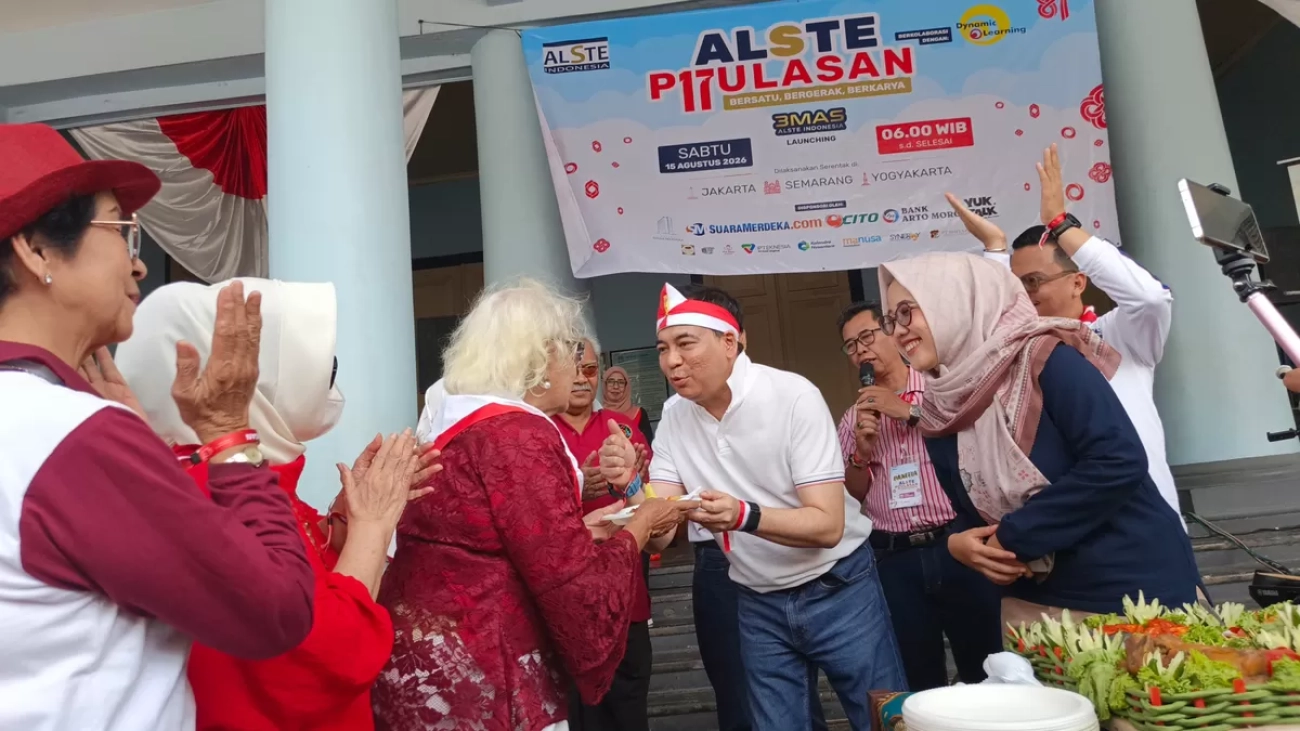 Ketua Umum Alste Indonesia Kukrit Suryo Wicaksono menyerahkan tumpeng kepada Endang, alumni Alste angkatan 1962, sebagai simbol penghormatan kepada alumni senior saat peluncuran Alste Emas di halaman SMAN 3 Semarang, Sabtu (15/8/2026). (suaramerdeka.com/Slamet Daryono)