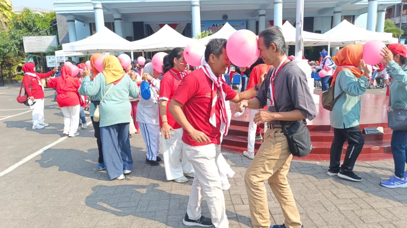 Semarak Alste Pitulasan terasa semakin meriah. Peserta bersemangat dan ceria saat mengikuti lomba joget pasangan dengan balon menghiasi arena acara yang digelar di halaman SMA Negeri 3 Semarang, Sabtu (15/8/2026). (suaramerdeka.com/Slamet Daryono)