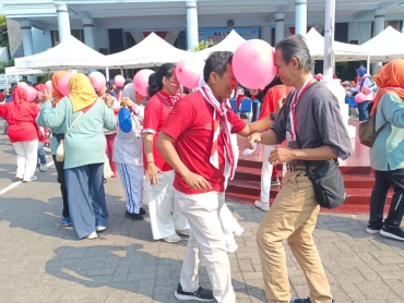 Semarak Alste Pitulasan terasa semakin meriah. Peserta bersemangat dan ceria saat mengikuti lomba joget pasangan dengan balon menghiasi arena acara yang digelar di halaman SMA Negeri 3 Semarang, Sabtu (15/8/2026). (suaramerdeka.com/Slamet Daryono)
