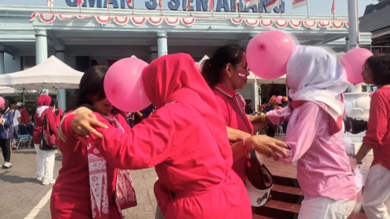 Acara Alste Pitulasan berlangsung meriah di halaman SMAN 3 Semarang, Sabtu (15/8/2026). / suaramerdeka.com

Artikel ini adalah bagian dari Mitra Promedia Group dan sudah tayang dengan judul "Ratusan Alumni SMAN 3 Semarang Meriahkan Alste Pitulasan, Semangat Guyub Lintas Angkatan"
Baca selengkapnya di: https://www.suaramerdeka.com/pendidikan/0417510481/ratusan-alumni-sman-3-semarang-meriahkan-alste-pitulasan-semangat-guyub-lintas-angkatan