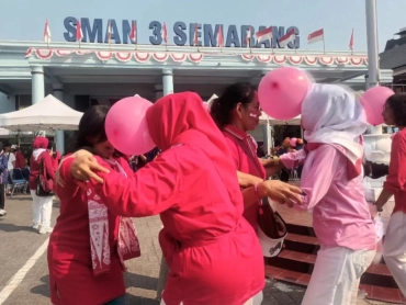 Acara Alste Pitulasan berlangsung meriah di halaman SMAN 3 Semarang, Sabtu (15/8/2026). / suaramerdeka.com

Artikel ini adalah bagian dari Mitra Promedia Group dan sudah tayang dengan judul "Ratusan Alumni SMAN 3 Semarang Meriahkan Alste Pitulasan, Semangat Guyub Lintas Angkatan"
Baca selengkapnya di: https://www.suaramerdeka.com/pendidikan/0417510481/ratusan-alumni-sman-3-semarang-meriahkan-alste-pitulasan-semangat-guyub-lintas-angkatan